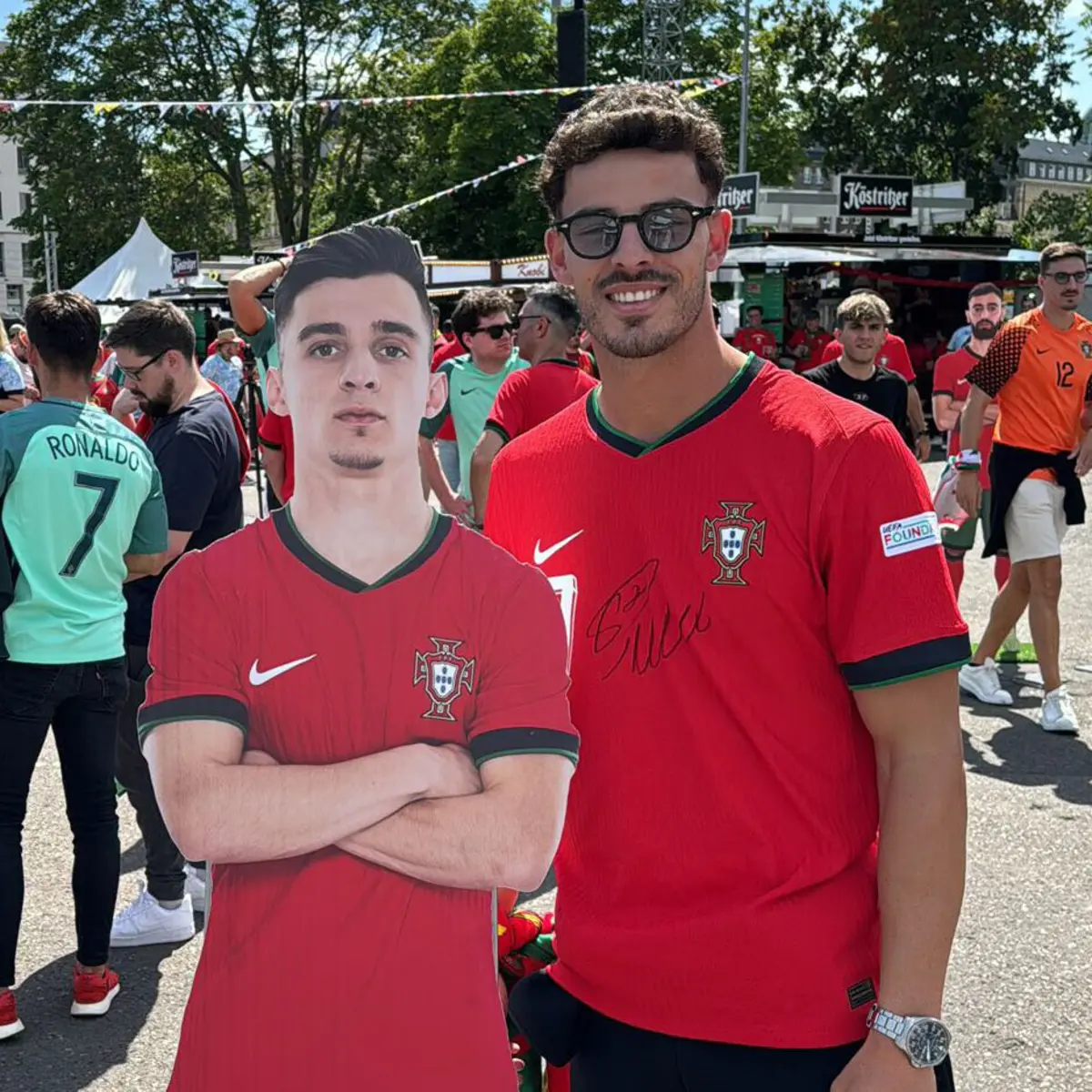 Imagem de contexto do artigo Zé Pedro, central do FC Porto, foi ver a Seleção e "posou" com Francisco Conceição