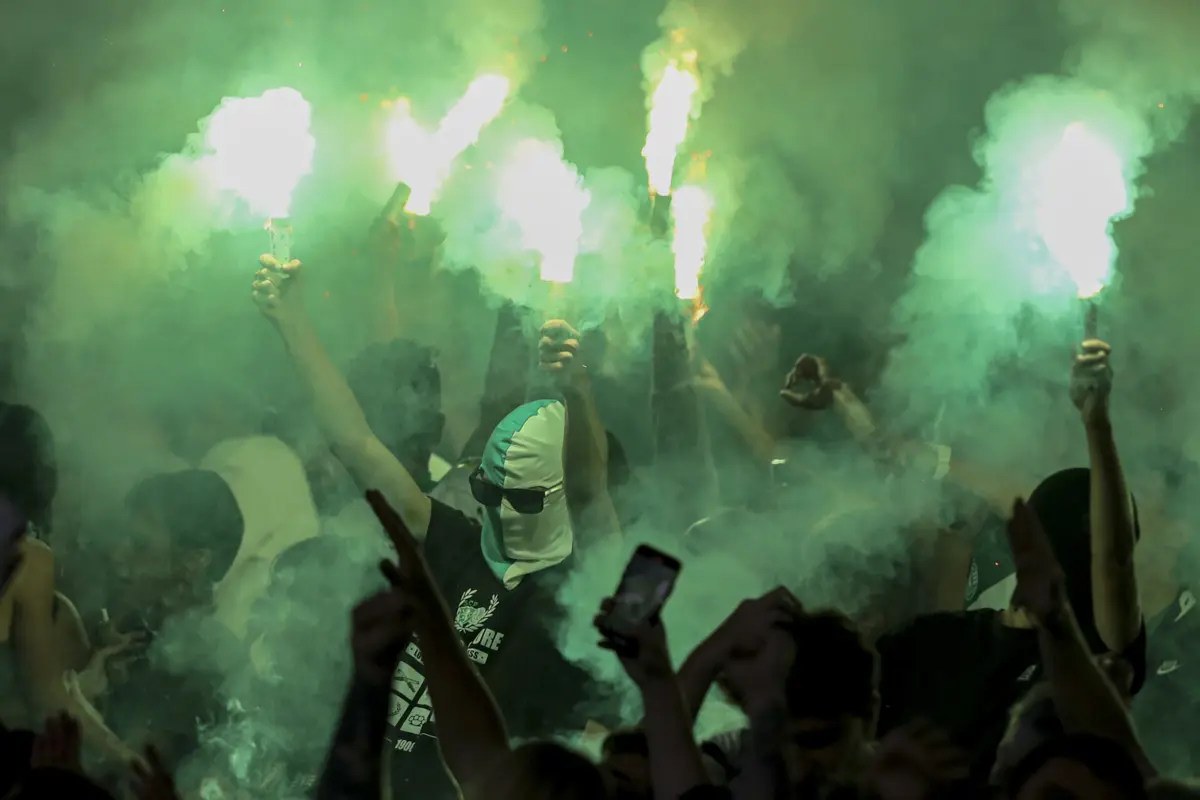 Imagem de adeptos do Sporting na receção ao Lille (Créditos: Pedro Rocha/Global Imagens)