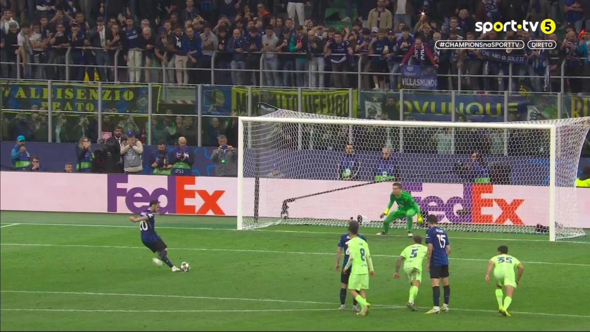 Imagem de contexto do artigo Inter-Barcelona: VAR dá penálti e Çalhanoglu aumenta vantagem. Ora veja