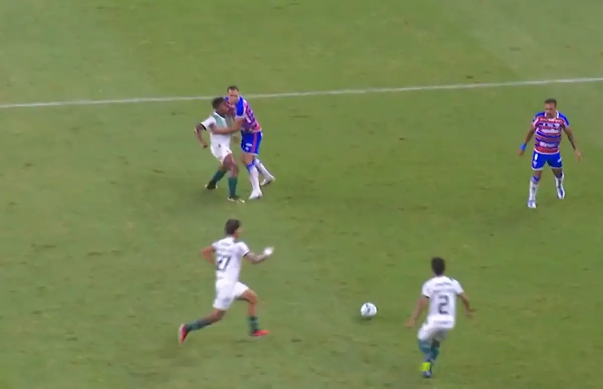 Imagem de contexto do artigo Endrick, do Palmeiras, dá murro a adversário, mas escapa à expulsão: ora veja