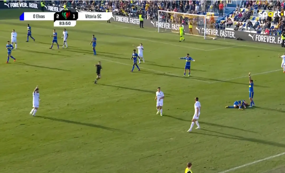 Imagem de contexto do artigo Susto no Elvas-V. Guimarães: Lucão perde os sentidos e é levado para o hospital