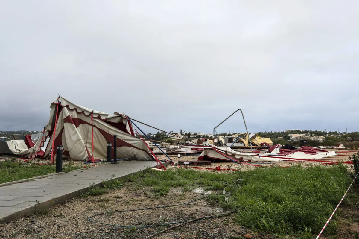 Instalações do Hotel Eden Resort destruídas após um fenómeno de vento extremo, em Albufeira