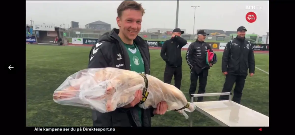 Imagem de contexto do artigo Foi o melhor em campo na Taça da Noruega e recebeu um leitão. Ora veja