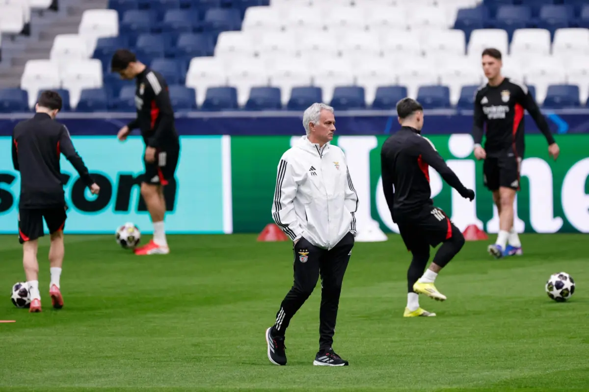 Mourinho não estará no banco devido a castigo