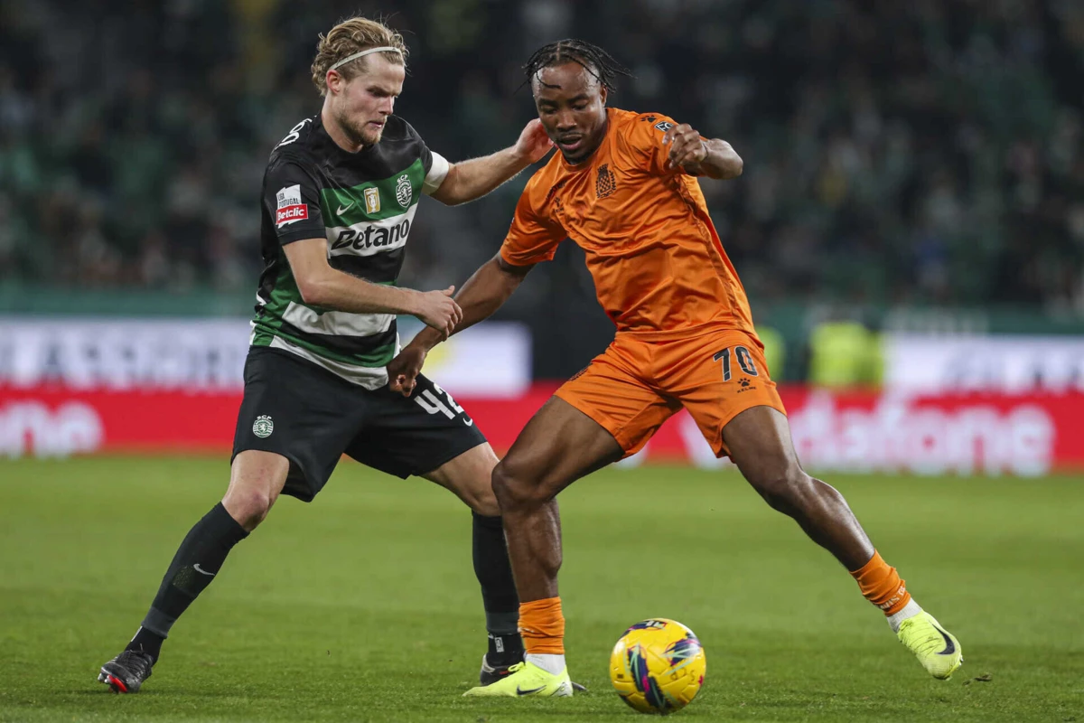 Hjulmand e Bruno Onyemaechi disputam a bola (créditos: Pedro Rocha)