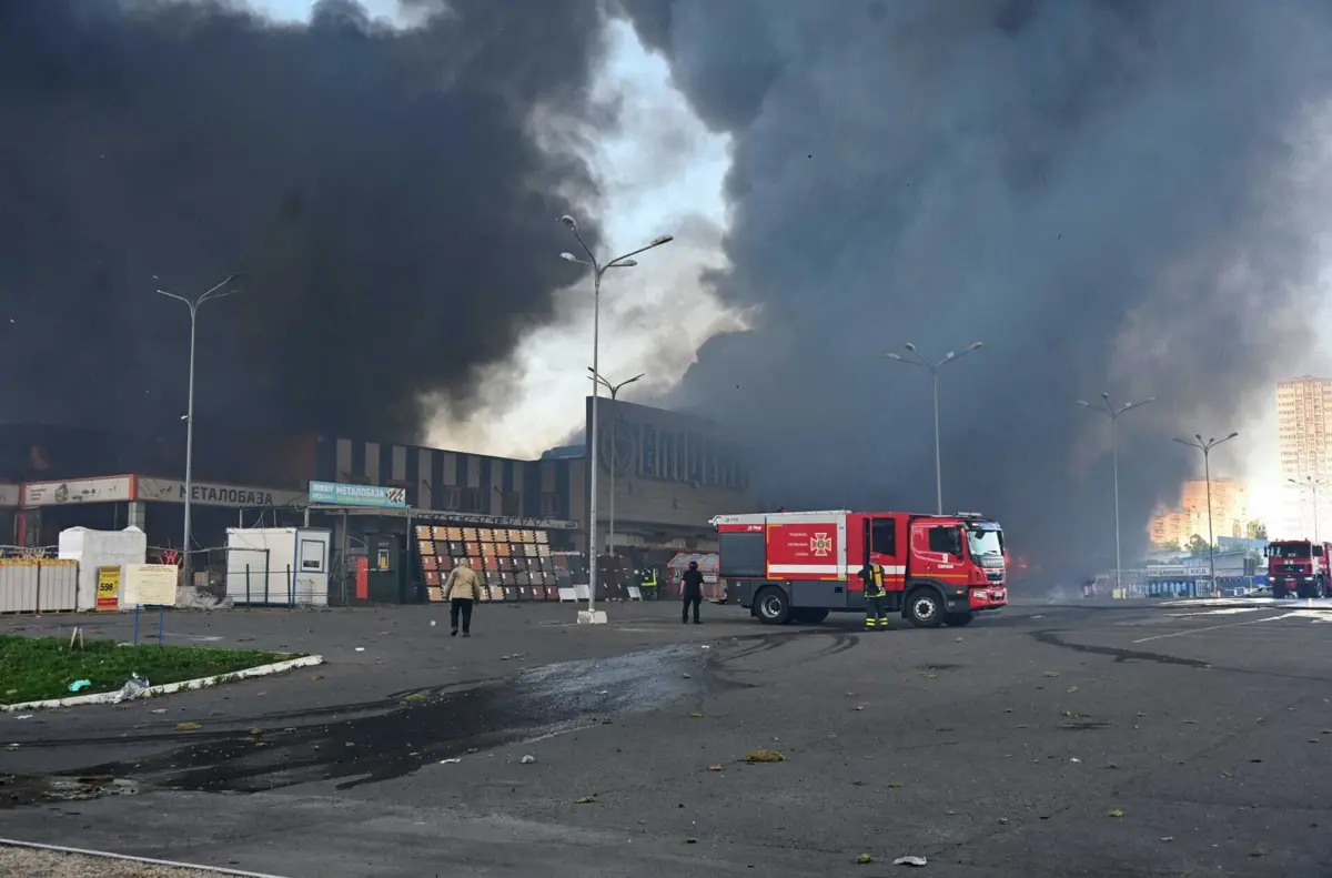 Ataque russo a hipermercado em Kharkiv (créditos: SERGEY BOBOK / AFP)