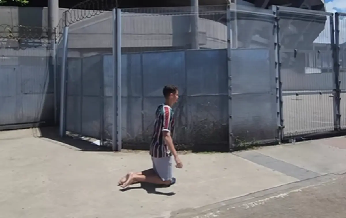 Imagem de contexto do artigo Adepto do Fluminense cumpre promessa e dá volta ao Maracanã… de joelhos