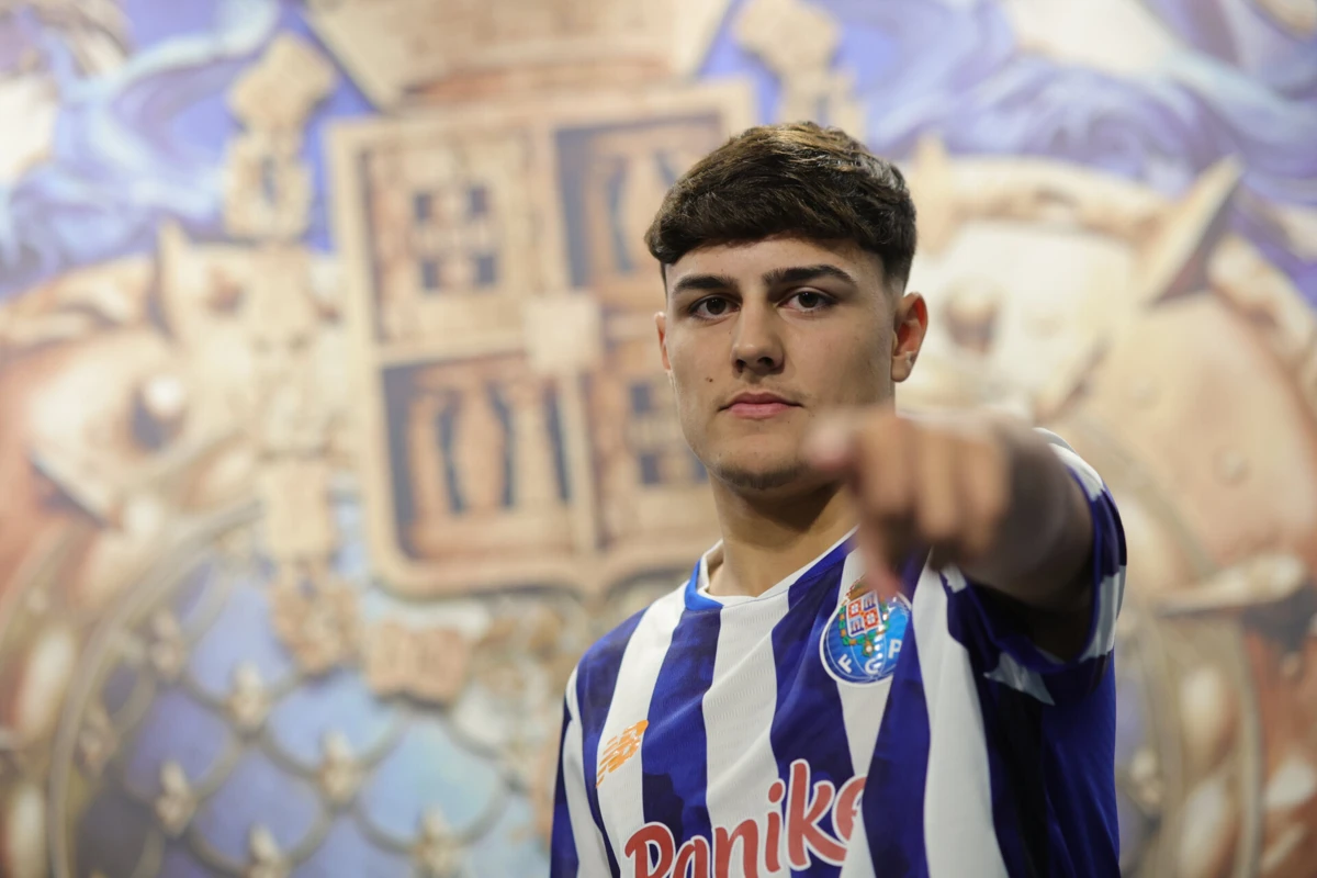 Imagem de contexto do artigo Só volta a jogar em 2025 e assina o primeiro contrato profissional com o FC Porto