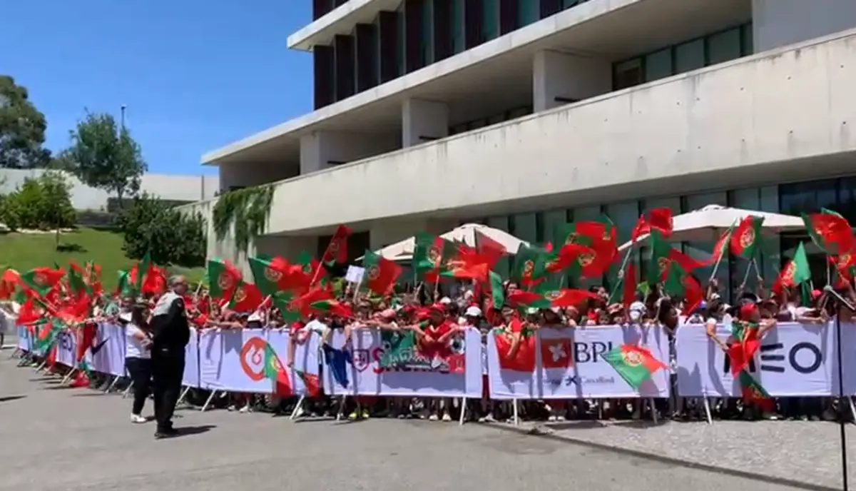 Imagem de contexto do artigo Centenas de crianças apoiam Seleção na partida para a Alemanha