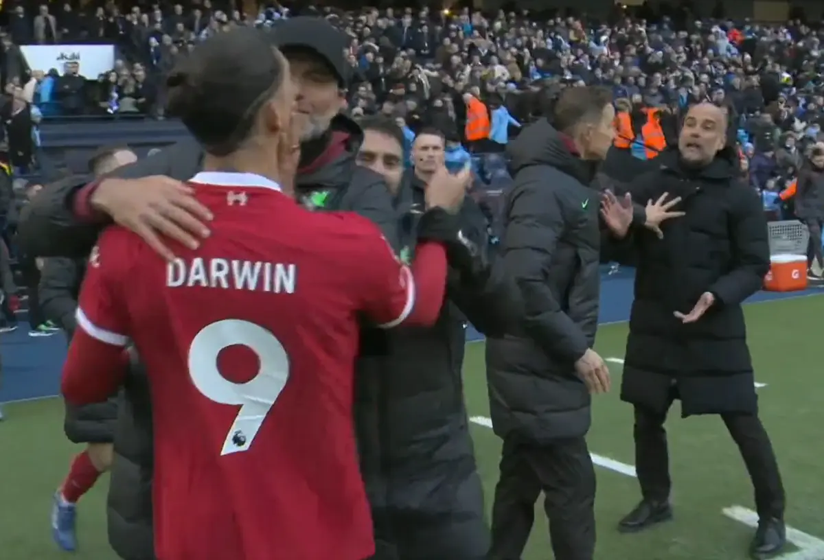 Imagem de contexto do artigo City-Liverpool: Darwin e Guardiola acabaram pegados e foi Klopp a separá-los