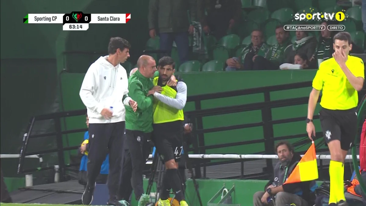 Imagem de contexto do artigo Expulso no Sporting-Santa Clara: Esgaio de cabeça perdida teve de ser agarrado