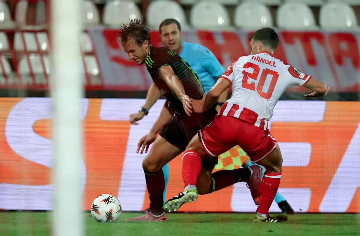 Tomás Handel, de costas