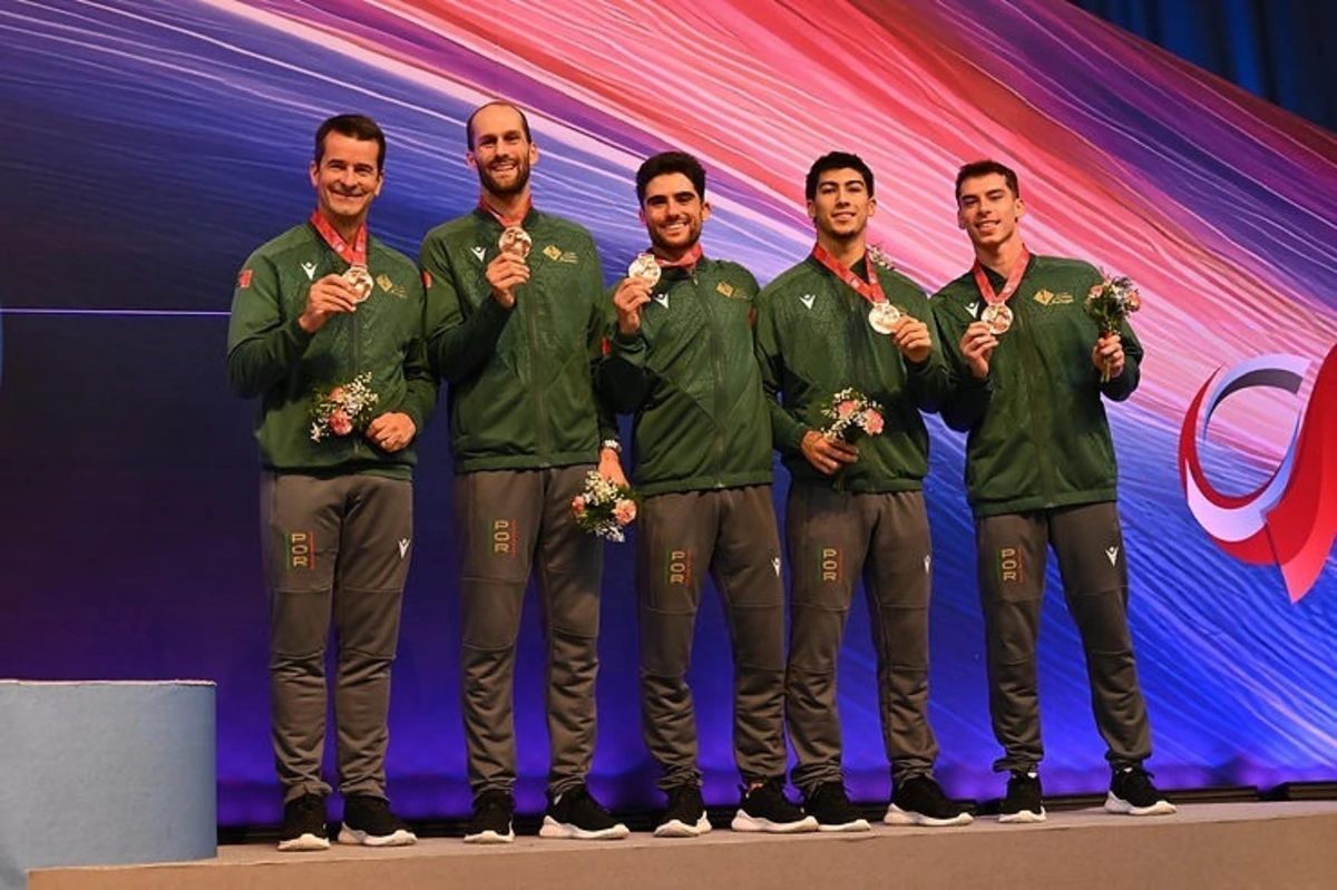 Seleção Nacional de trampolins com medalhas de bronze