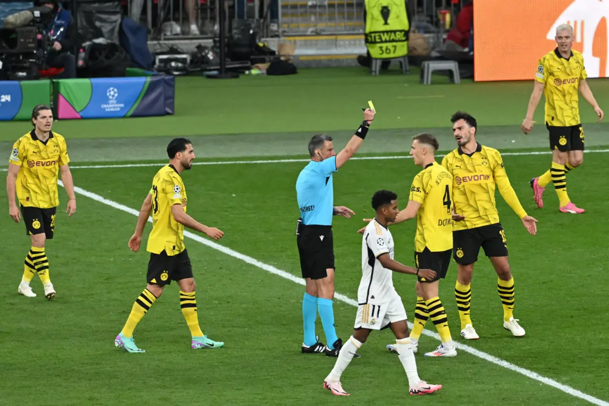 Slavko Vincic mostrou amarelos na final da Champions por protestos (JUSTIN TALLIS AFP)