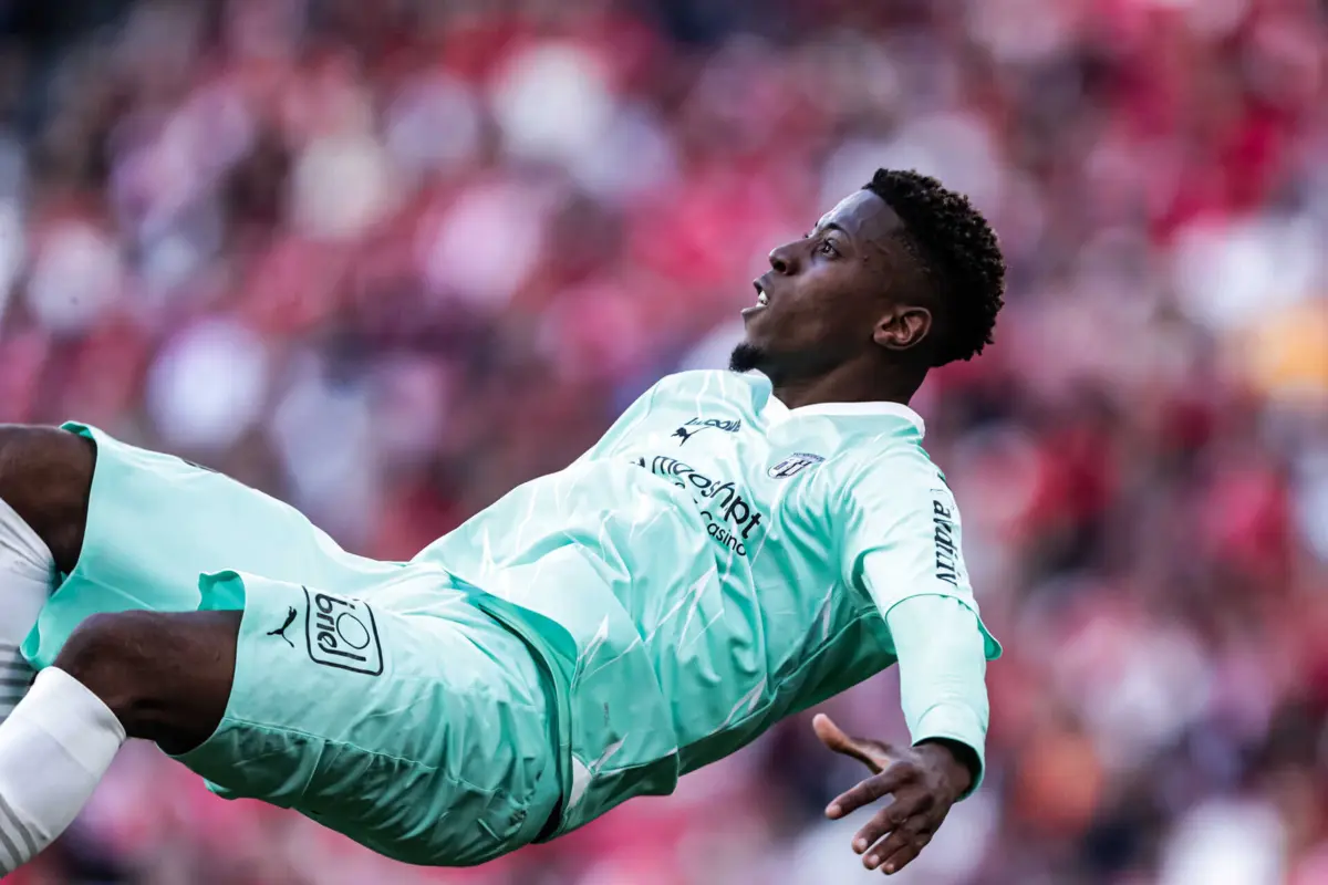 Imagem de contexto do artigo Sem Roger Fernandes, Simon Banza caiu a pique