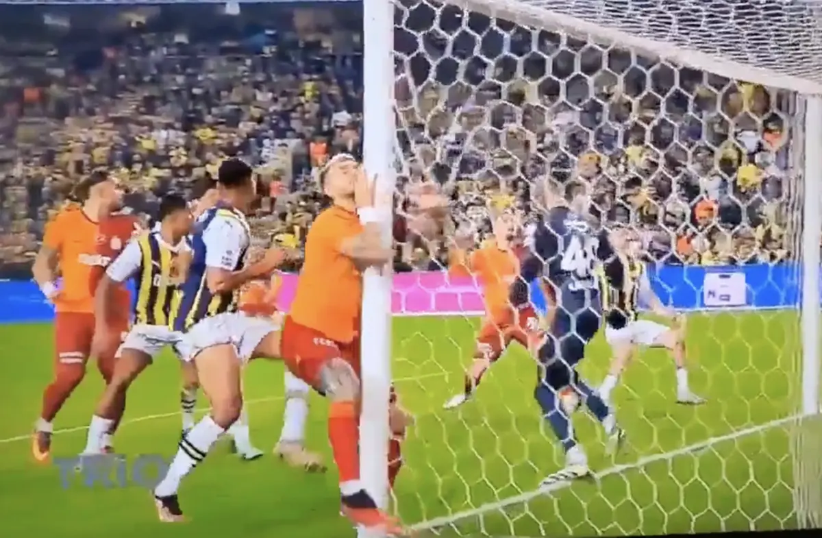 Imagem de contexto do artigo Icardi terminou o dérbi de Istambul com um olho negro: veja os lances