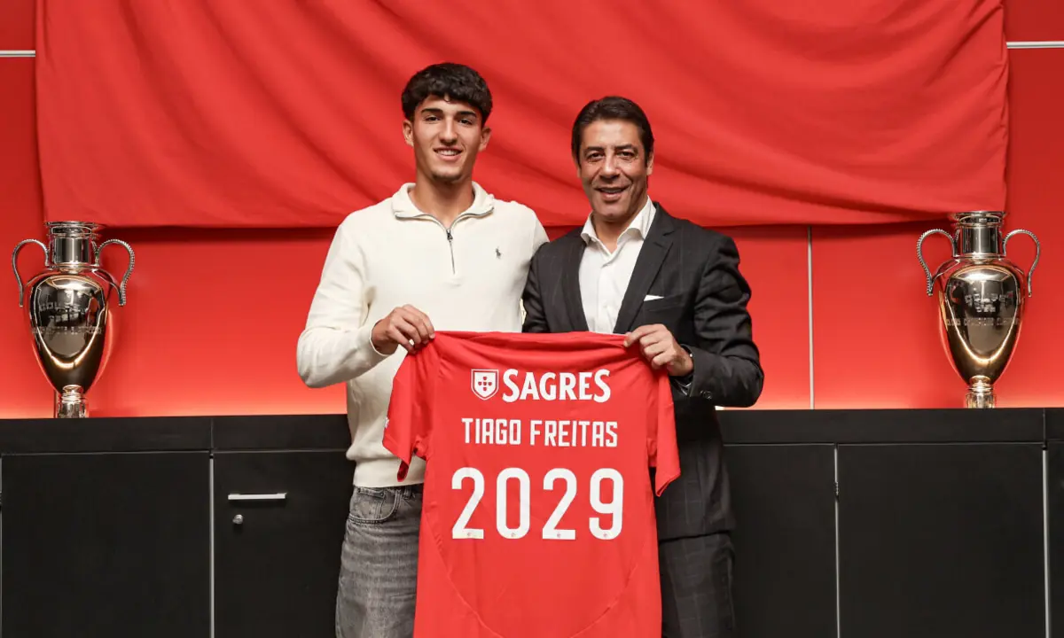 Tiago Freitas com Rui Costa (Créditos: Benfica)