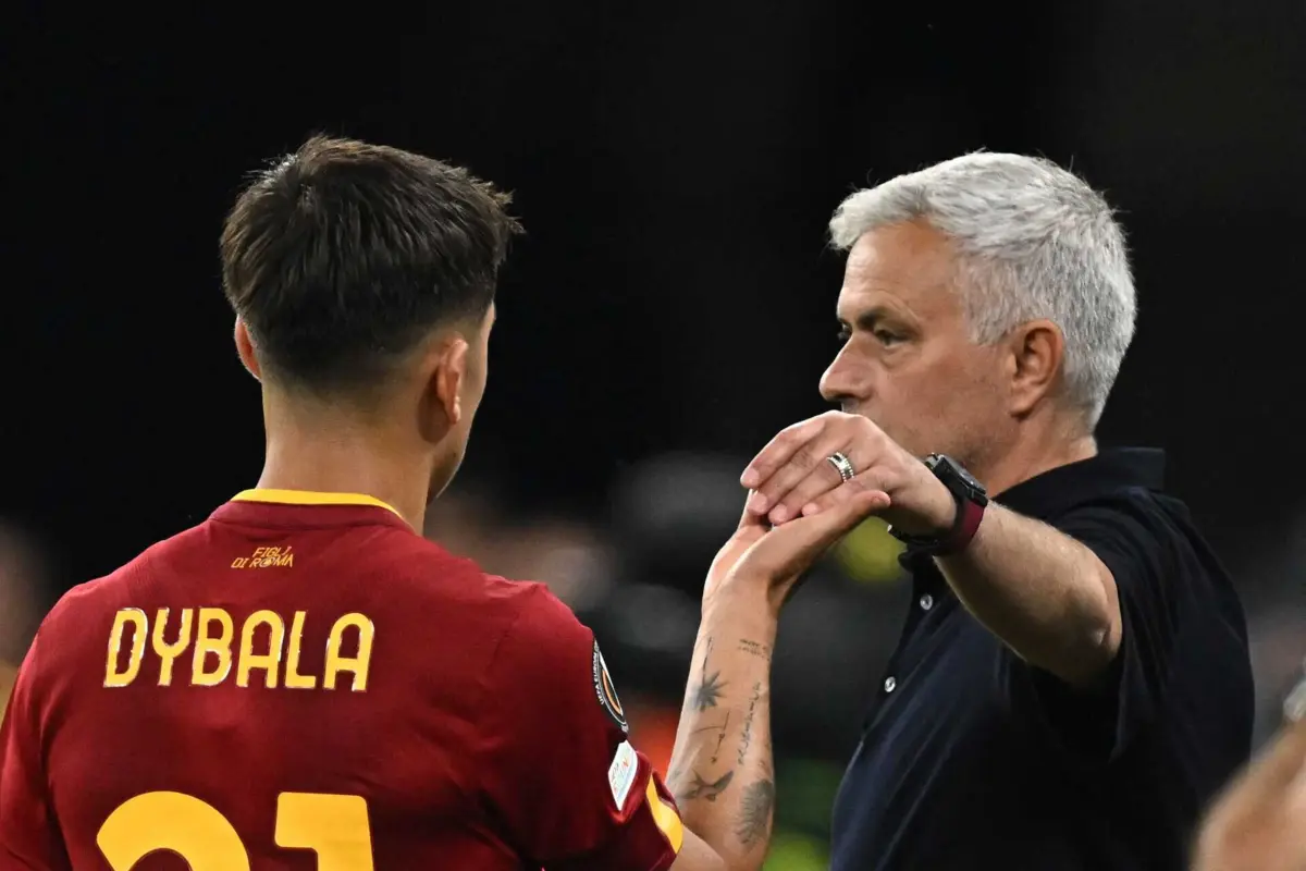 Dybala e Mourinho (créditos: AFP)