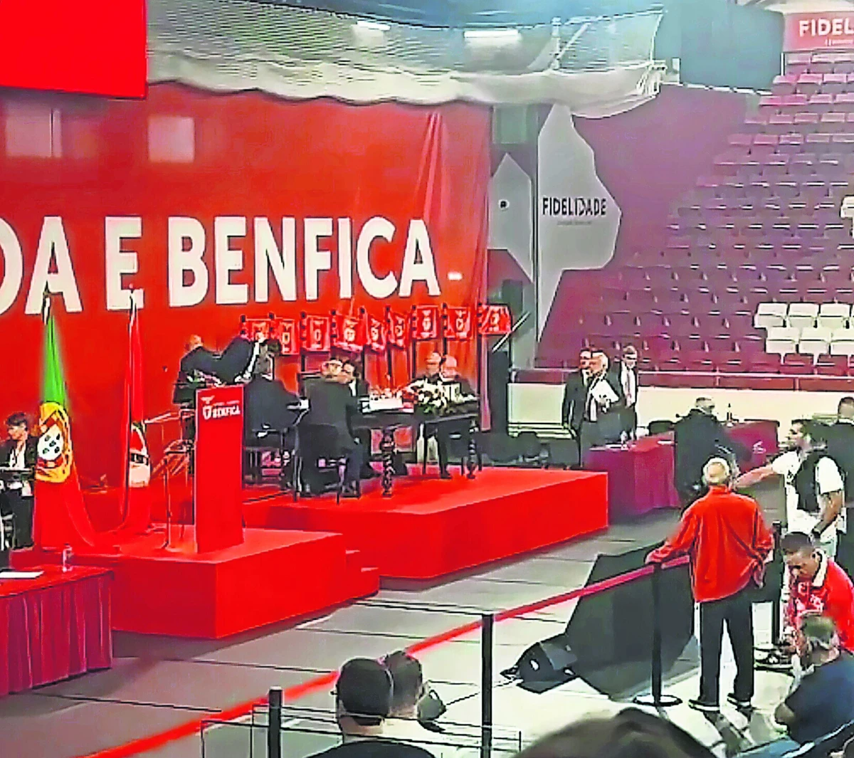 Imagem de contexto do artigo AG do Benfica: do "silencioso" consenso passou-se à demissão de Seara e aos gritos de "vergonha"