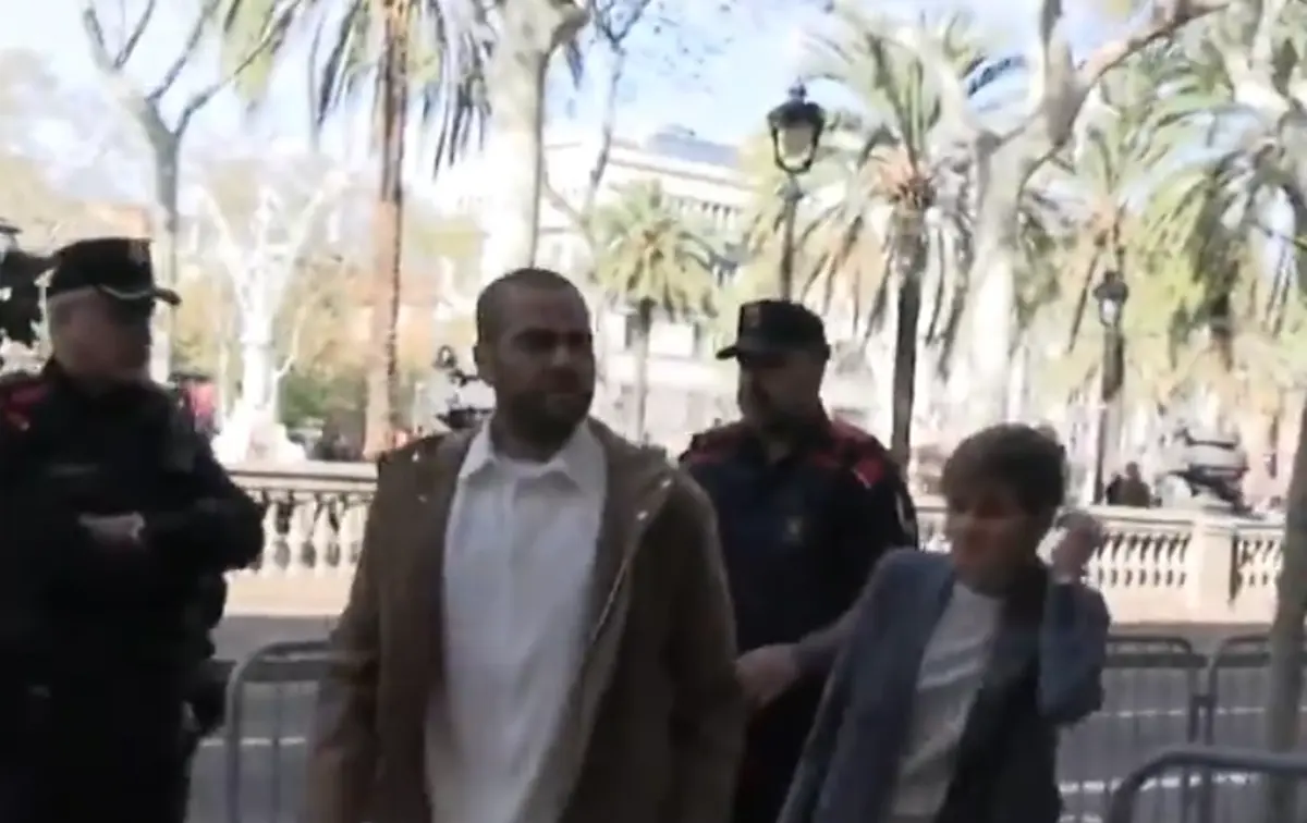 Imagem de contexto do artigo Dani Alves contestado ao apresentar-se em Tribunal: "Violador de merda"