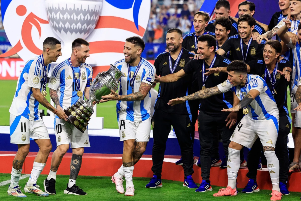 Messi com o troféu da Copa América (Créditos: AFP)