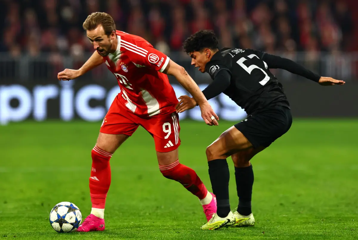 epa12581078 Harry Kane of Bayern Munich (L) in action against Joao Simoes of Sporting (R) during the UEFA Champions League soccer match between FC Bayern Munich and Sporting CP, in Munich, Germany, 09 December 2025. EPA/ANNA SZILAGYI