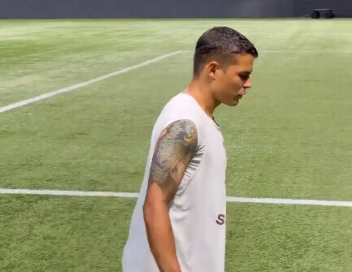 Imagem de contexto do artigo Thiago Silva atravessa campo de joelhos após salvação do Fluminense