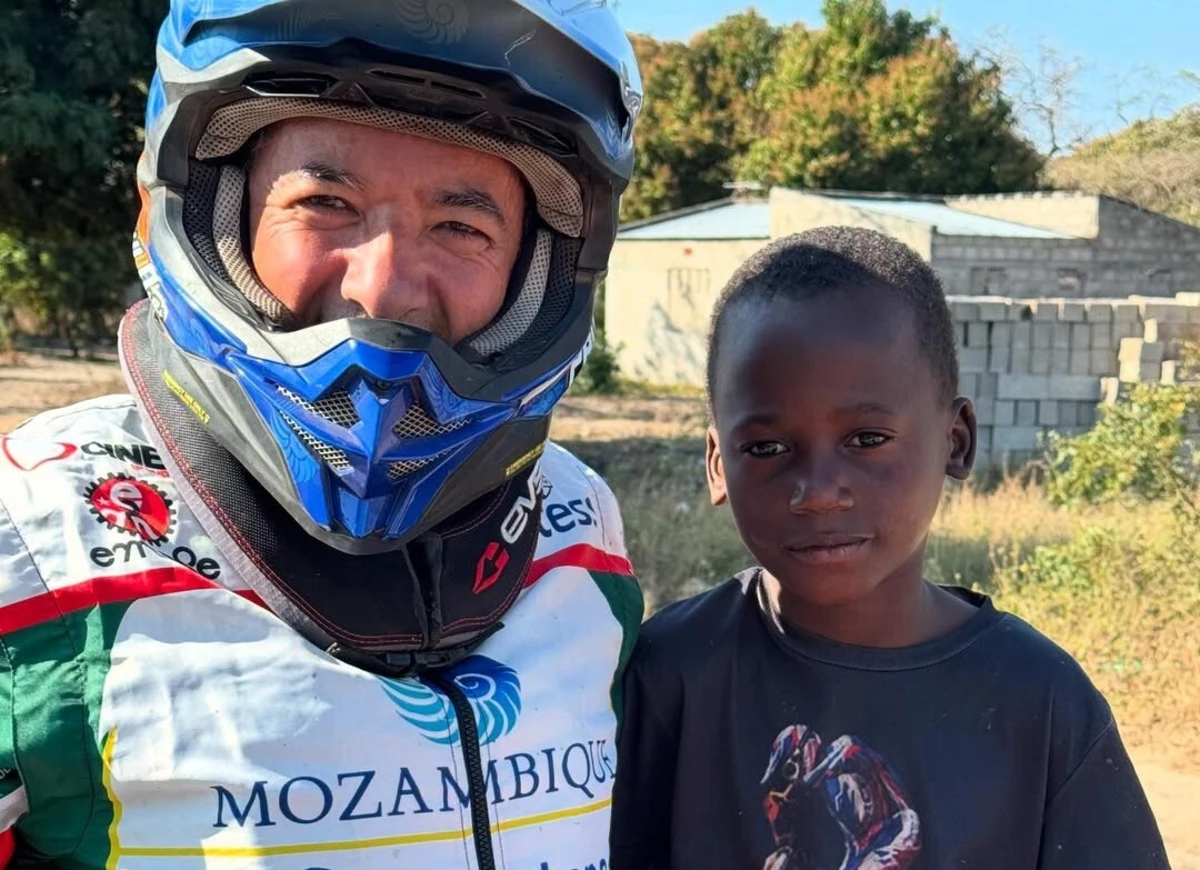 Paulo Oliveira com um fã na vila moçambicana de Marracuene