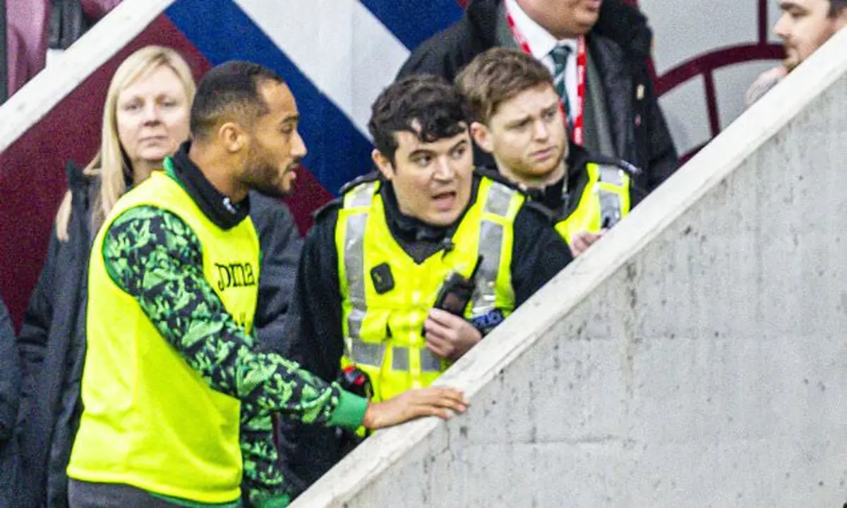 Imagem de contexto do artigo Análise do VAR leva adepto a ser detido por insultos racistas a futebolista