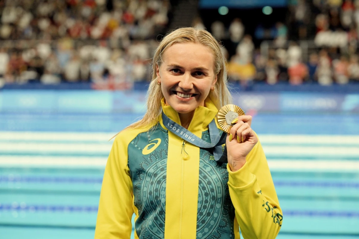 Ariarne Titmus posa com medalha de ouro em Paris