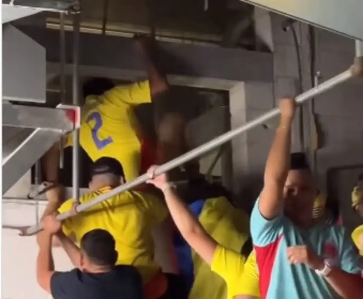 Adeptos tentam entrar no sistema de ventilação do Hard Rock Stadium (créditos: Instagram/pubitysport)