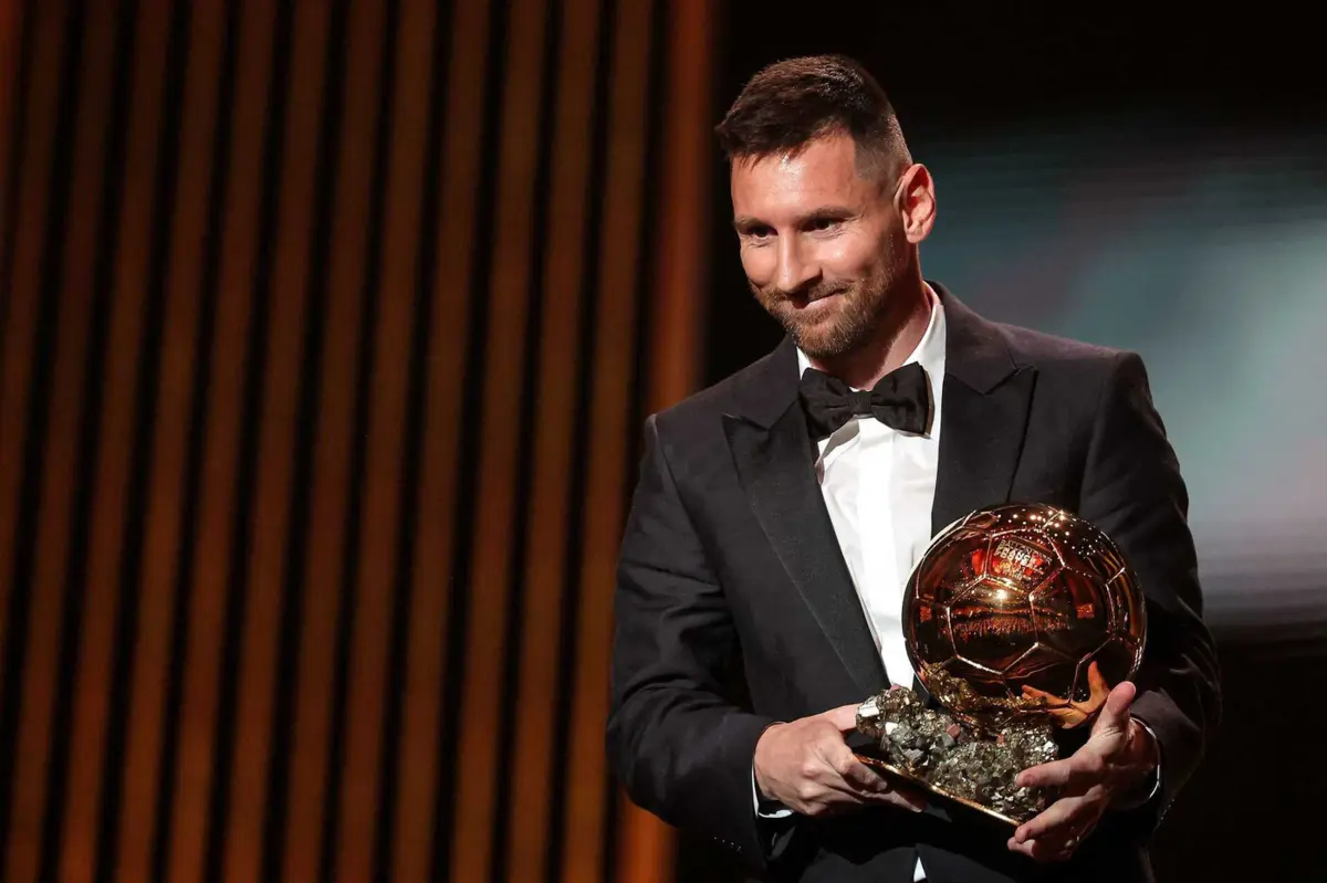 Messi com a Bola de Ouro
