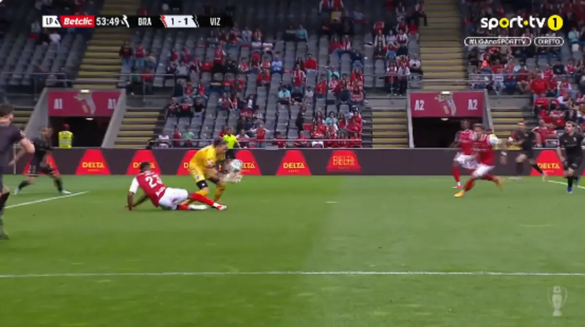 Imagem de contexto do artigo Trapalhada do guarda-redes do Vizela acaba em golo do Braga. Ora veja