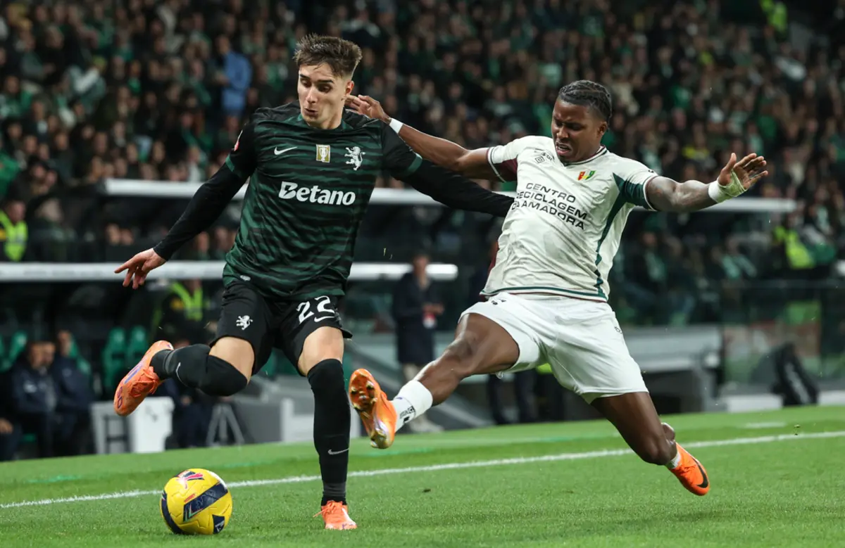 Sidny Cabral num lance com Fresneda, do Sporting