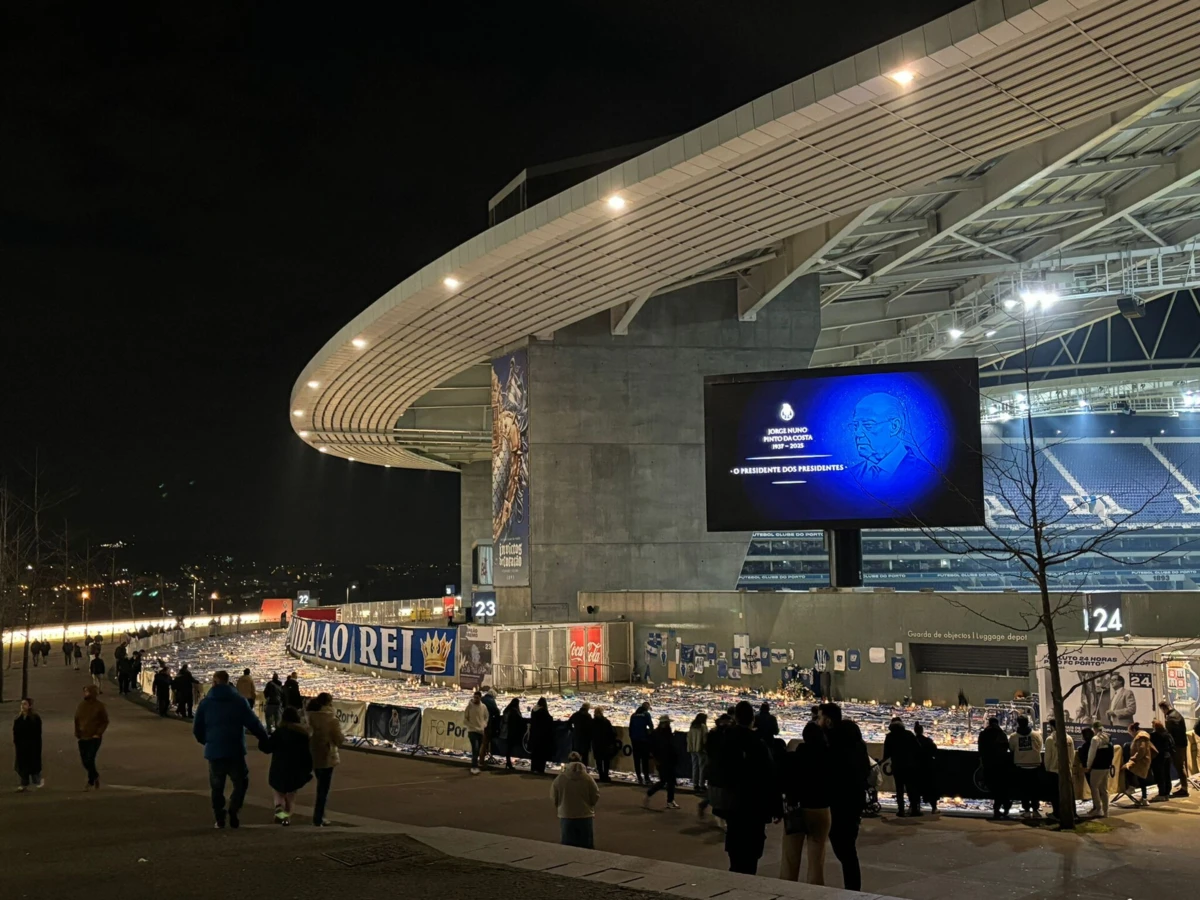 Imagem de contexto do artigo Pessoas continuam a visitar memorial de Pinto da Costa no Estádio do Dragão