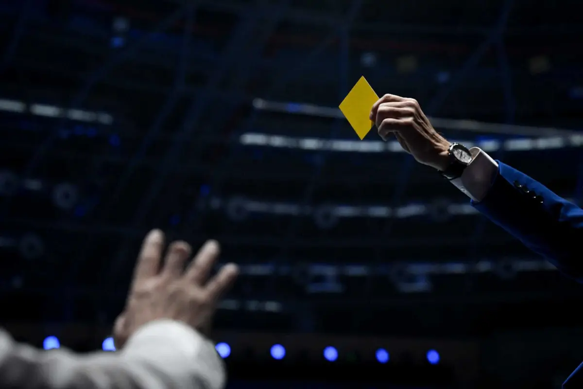 Em causa amostragem de cartões amarelos (créditos: AFP)