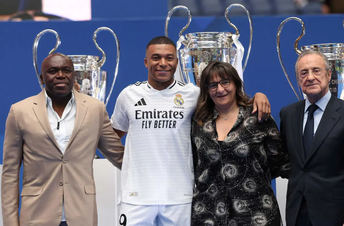 Mbappé ao lado dos pais na apresentação como jogador do Real Madrid (créditos: AFP)