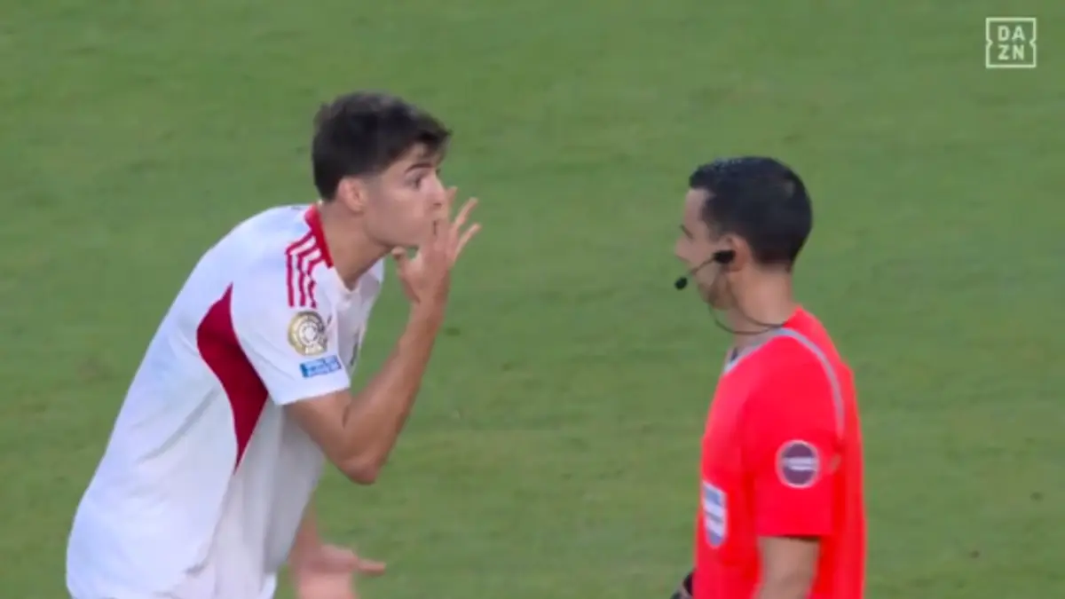 Imagem de contexto do artigo António Silva incrédulo com o árbitro após empate entre Boca Juniors e Benfica