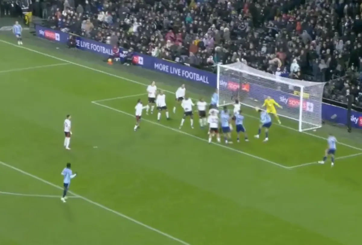 Imagem de contexto do artigo Mais um golo de canto para a conta do Arsenal: Saliba empata diante do Fulham