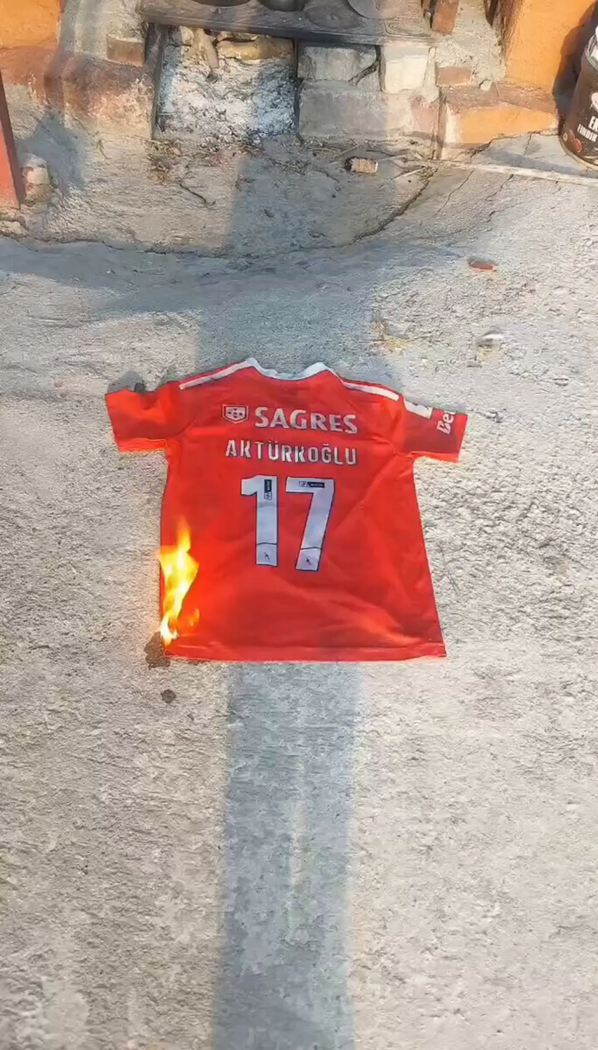 Imagem de contexto do artigo Adeptos do Galatasaray queimaram camisola de Akturkoglu