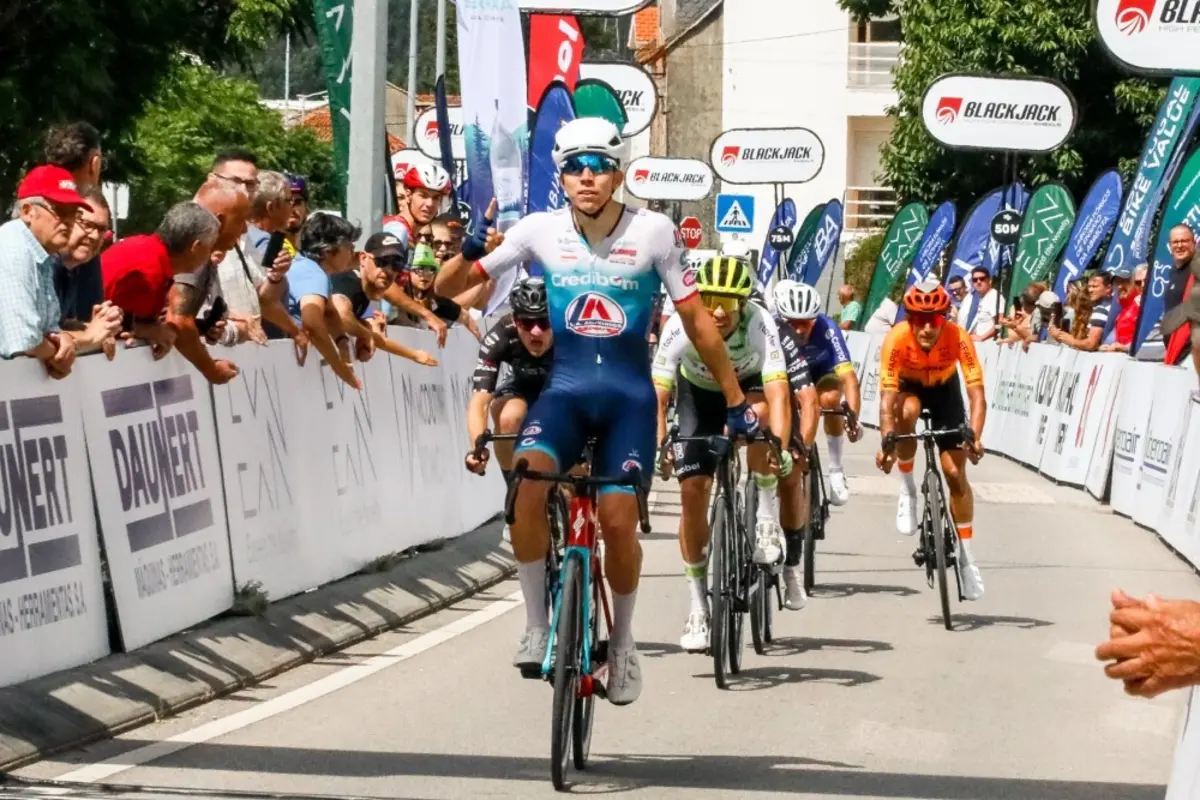 Ciclismo Etapa discutida ao sprint.