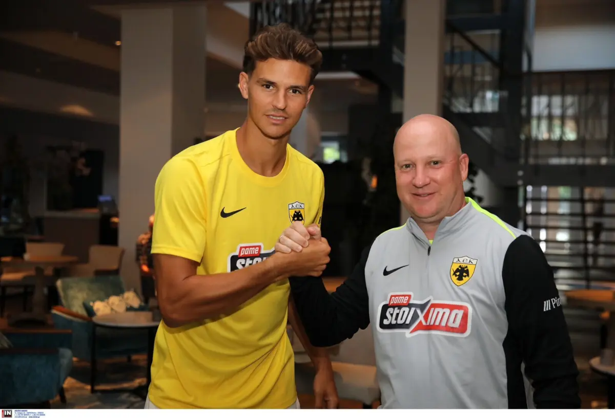 Filipe Relvas, ex-Vitória, foi oficializado no AEK