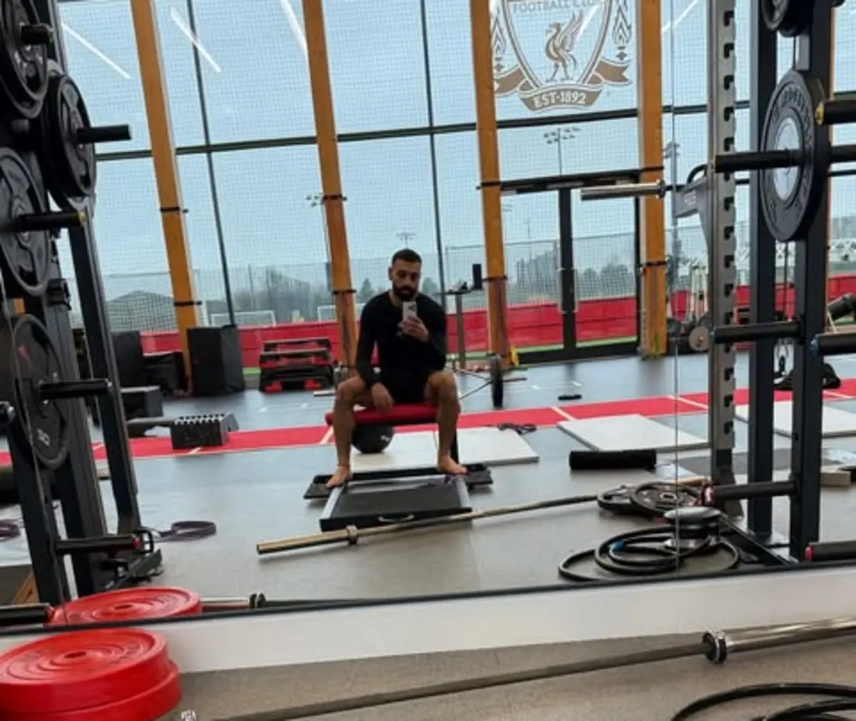 Imagem de contexto do artigo Salah não foi convocado e mostra-se a treinar sozinho no ginásio do Liverpool