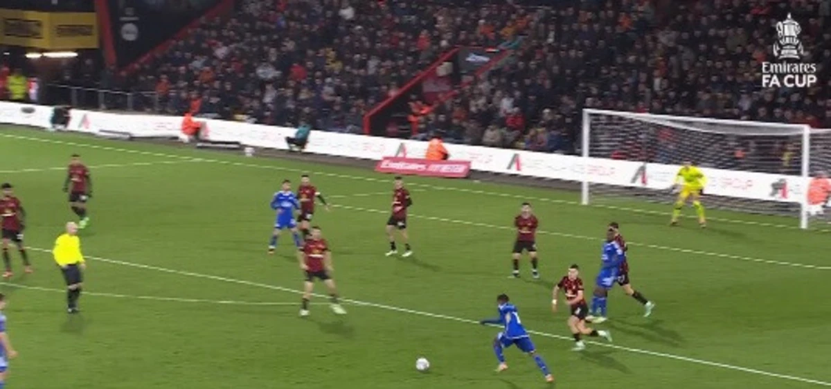 Golaço de Fatawu (créditos: X/Emirates FA Cup)