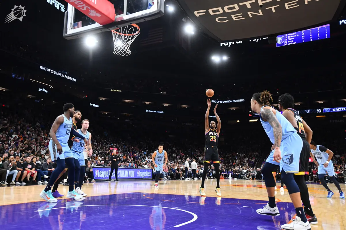 Foi através de um lance livre que Kevin Durant atingiu a marca dos 30 000 pontos na NBA (créditos: Phoenix Suns)