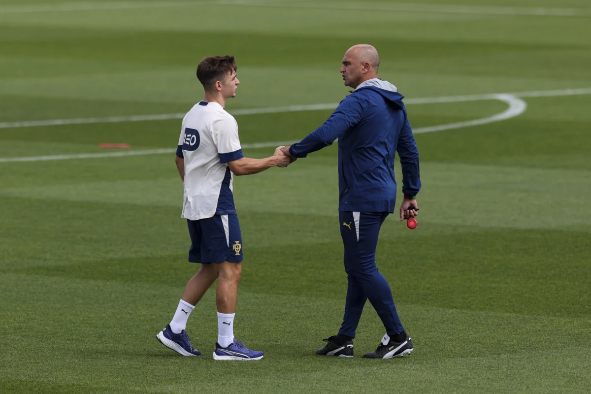 Francisco Conceição no treino da Seleção Nacional com o treinador Roberto Martínez (créditos: EPA)