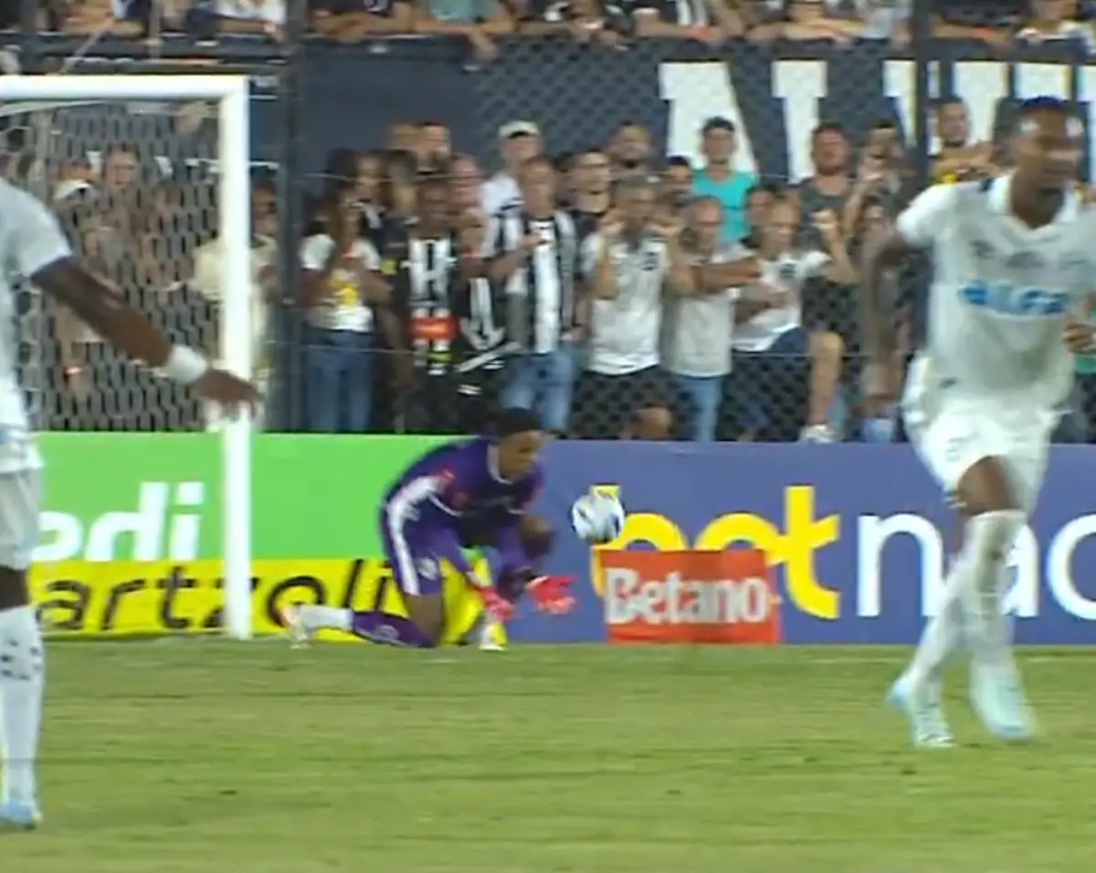 Imagem de contexto do artigo Grémio beneficiou de golo incrível na Taça do Brasil: "Soltou a franga, mãe do céu"