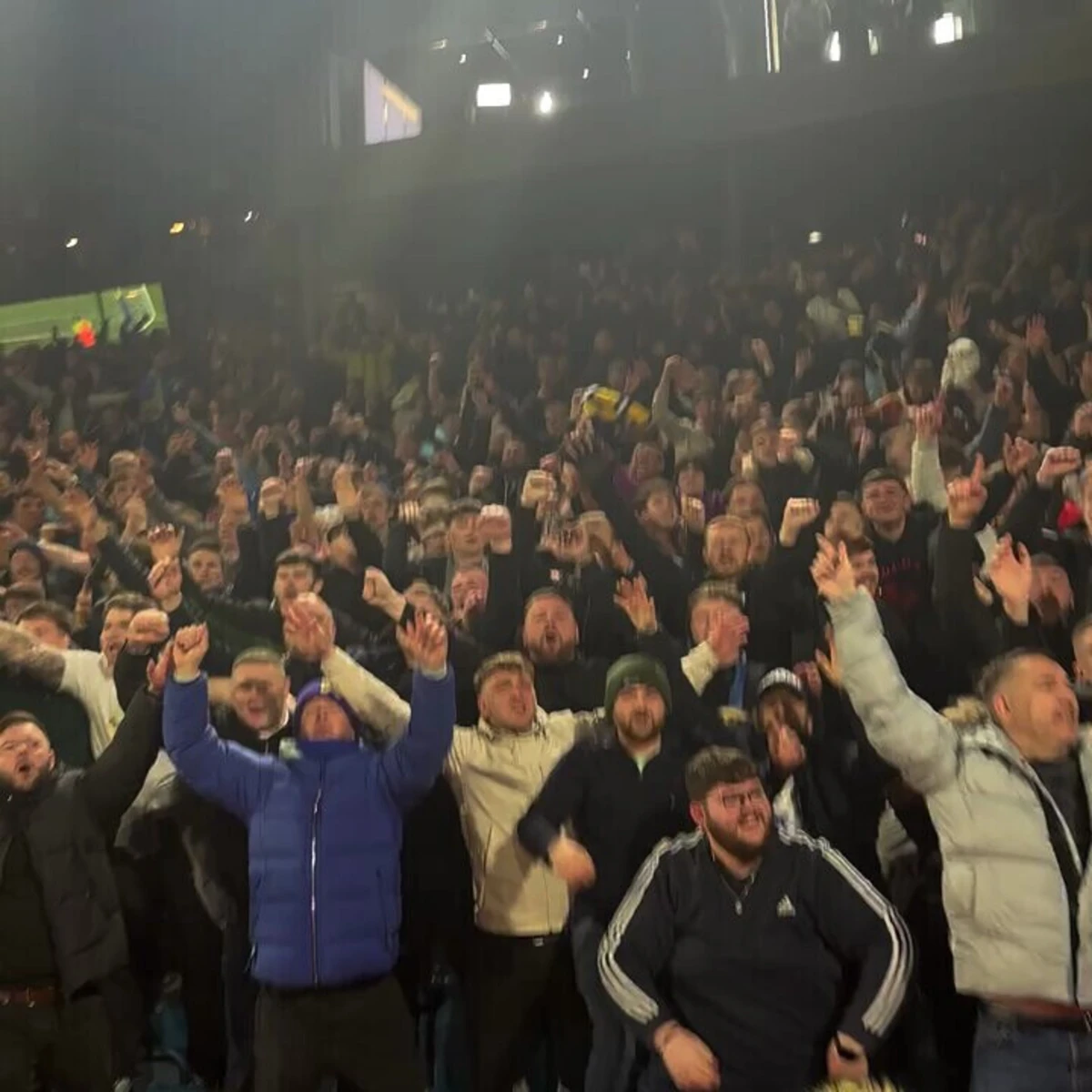 Imagem de contexto do artigo Ambiente fantástico no estádio do Leeds após vitória frente ao Leicester e ao som de Kaiser Chiefs: ora veja