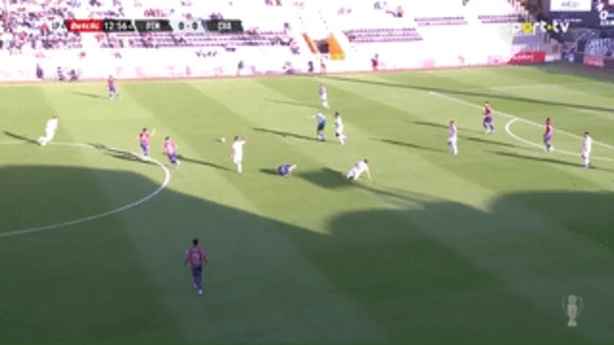 Imagem de contexto do artigo Portimonense-Chaves: Hélio Varela rematou, a bola sofreu um desvio e traiu Hugo Souza