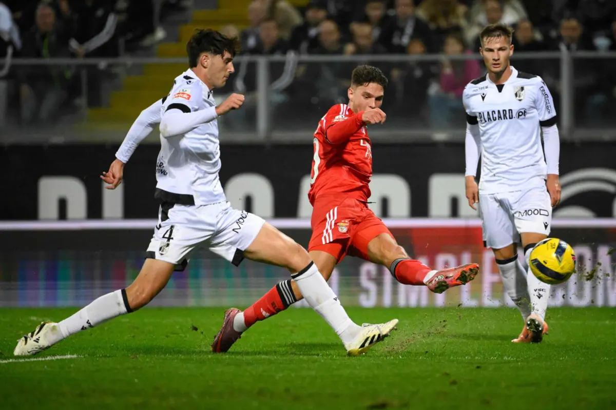 Óscar Rivas num lance com Sudakov, frente ao Benfica